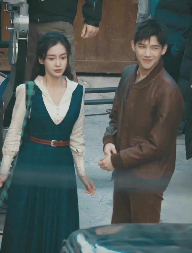 32岁baby晒滑雪照，状态不输虞书欣，与小13岁黄明昊同框似姐弟