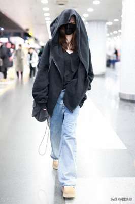 兜帽(宋妍霏现身北京机场，身穿黑色兜帽外套个性时尚)