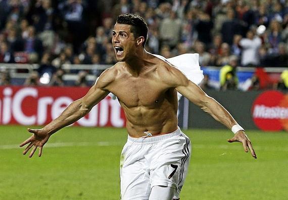 “老将”C罗再进灌篮式头球，“纯头球技术”可否超越历代轰炸机