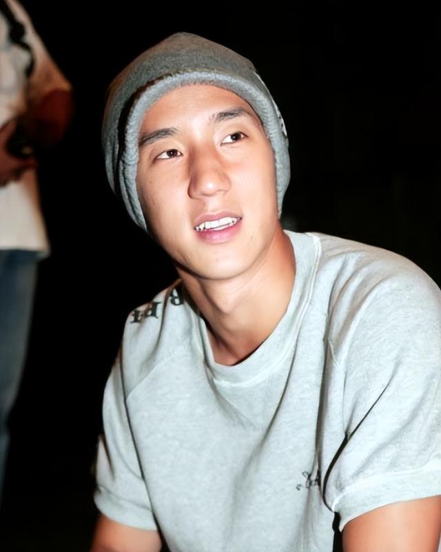 成龙的一双儿女：一个自甘堕落一个放飞自我，终是年少风流惹的祸