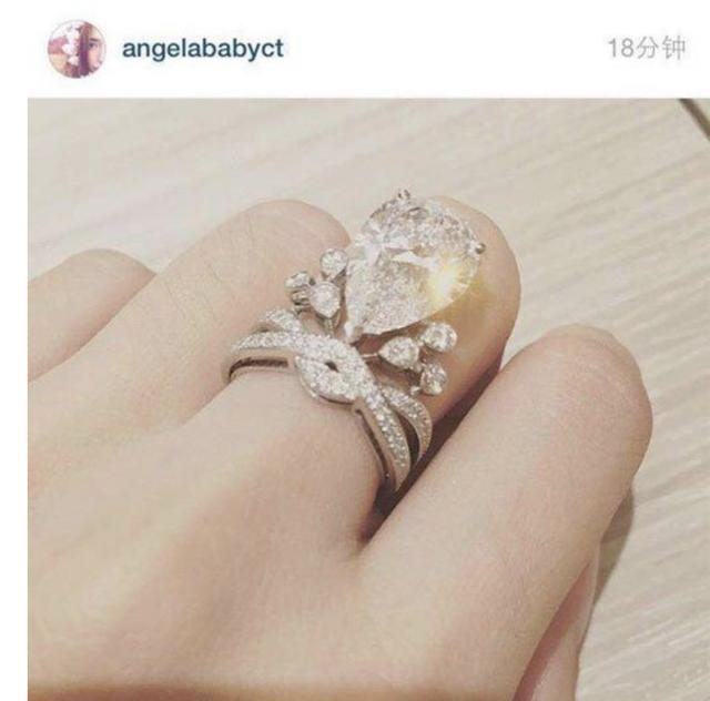 鲍家街43号20年后再聚首，章子怡抱女儿看汪峰彩排，大钻戒抢眼