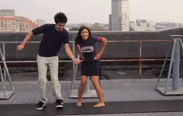 美国最年轻女议员热舞的视频火了！网友的槽点却是