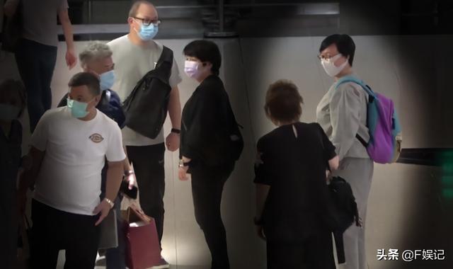 变胖也没所谓！与邓萃雯一吻泯恩仇的商天娥与老公恩爱牵手逛街