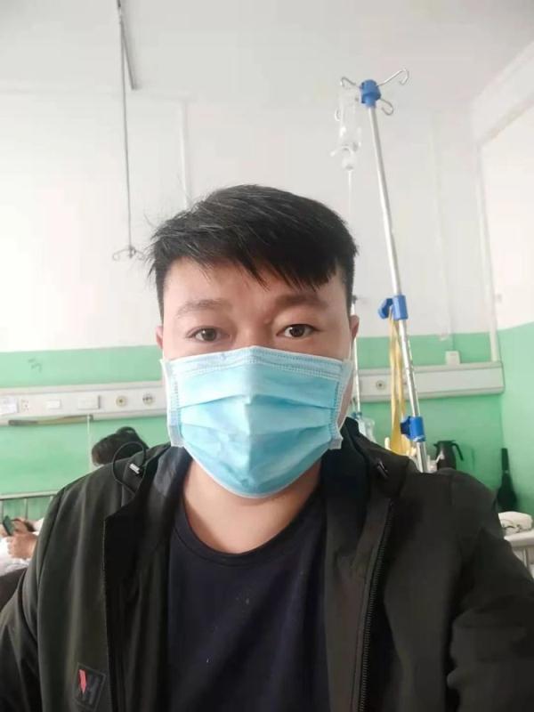 热搜第一的“光腿赤脚爸爸”，找到了