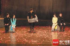 奋不顾身的爱情(经典爱情喜剧《奋不顾身的爱情》海口上演 演绎烽火中激情燃烧的岁月)
