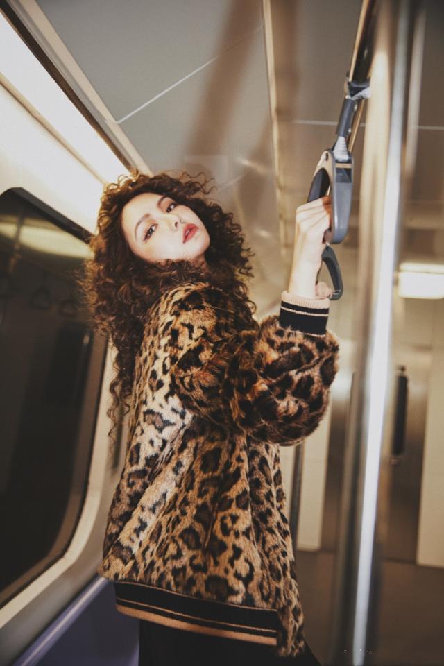 周扬青罕晒儿时与爸妈合影，直面整容争议：从小到大长得毫无关联