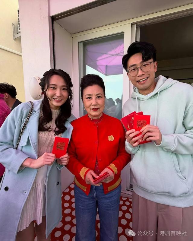 汪明荃罗家英初二团拜,亿元豪宅楼梯坐逾半百好友仍卓卓有余