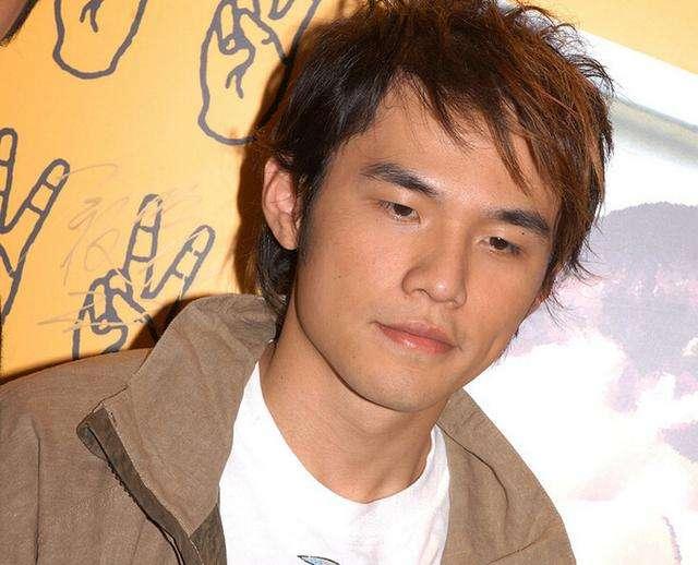 杨千嬅《处处吻》火得一塌糊涂，歌迷很不舒服：珍藏的宝贝被毁了