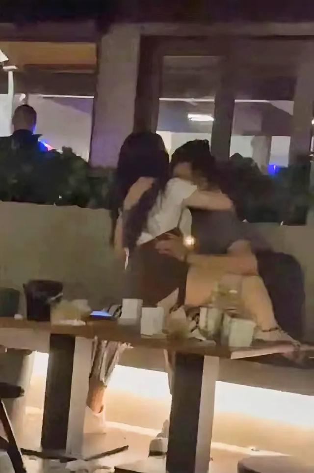 辣眼睛！情侣咖啡店激吻持续8分钟，大尺度视频曝光，裙底走光