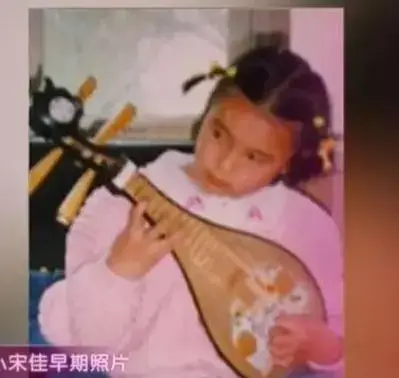 42岁仍未婚的小宋佳，综艺败坏路人缘，与名导张黎的感情成黑历史