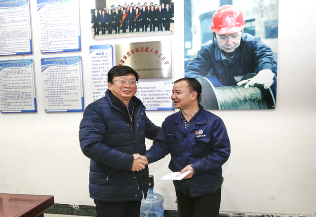 贵绳集团党委书记、董事长王小刚为周家荣颁发“优才卡”