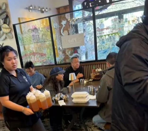 曾志伟春节到加拿大探亲，陪次女曾咏仪全家过年!外孙女已经24岁