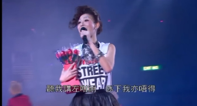 38岁香港知名女星为男网红夹菜擦嘴引热议，网友：为钱没有底线吗