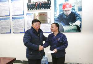 周家荣(贵绳集团党委书记、董事长王小刚为周家荣颁发“优才卡”)