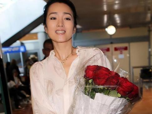 三位拍过色情片”而红的女明星，巩俐心甘情愿，她却假戏真做