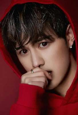 虎牙户外直播(虎牙第一户外主播有多厉害？童锦程获封江南第一深情，撩妹很在行)