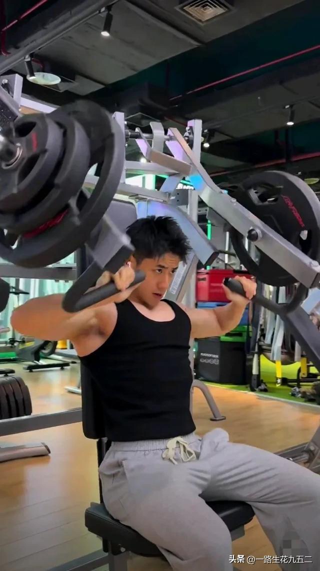 健身房的帅气肌肉男