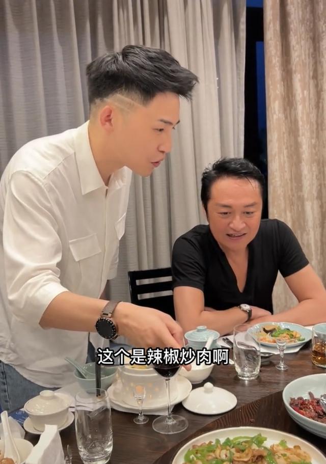 60岁马景涛来内地捞金，弯腰感谢网红显谦卑，美女相伴喝到脸通红