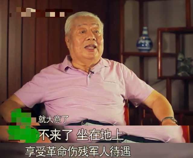 82岁“如来”近况曝光，满头白发身形圆润，精神抖擞烟不离手