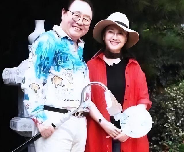 “猪八戒”已经79岁了，妻子比嫦娥还美，如今儿子也事业有成