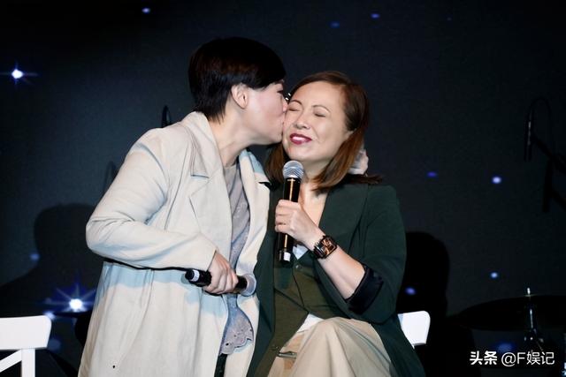 变胖也没所谓！与邓萃雯一吻泯恩仇的商天娥与老公恩爱牵手逛街