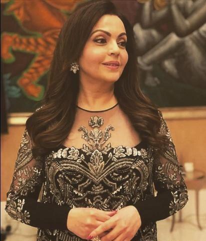 亚洲首富妻子身材丰满，身穿蕾丝裙秀色可餐，难怪获富豪专宠30年