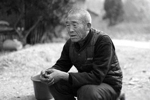 公公照看儿媳不避嫌，故意盯着儿媳哺乳谁不是掀起衣服喂奶？