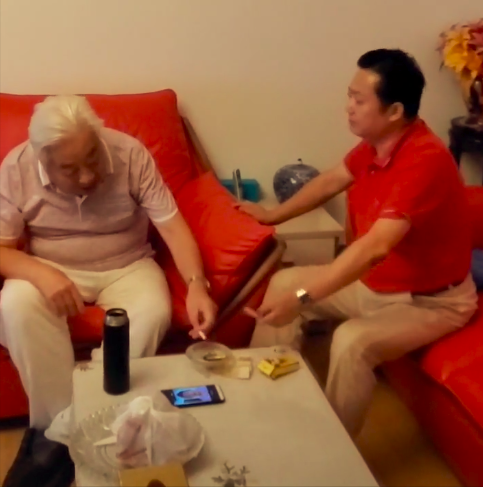 82岁“如来”近况曝光，满头白发身形圆润，精神抖擞烟不离手