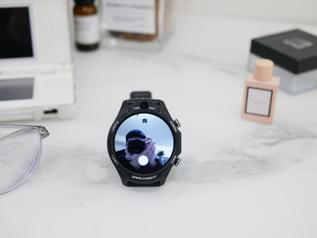 双摄像头可拍照，64GB+触摸屏的手表你见过吗？Jeep黑骑士评测