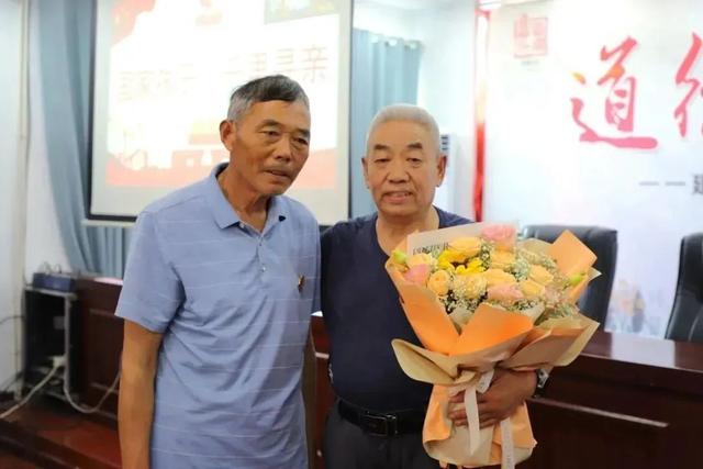 泪目！55年、66年、65年，这些拥抱不简单！