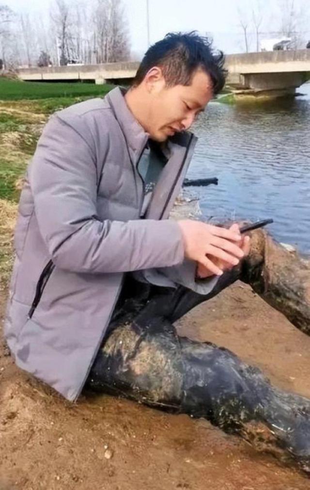 22年河南小伙跳河救人，体力耗尽留遗言，被救女子不放手让一起走