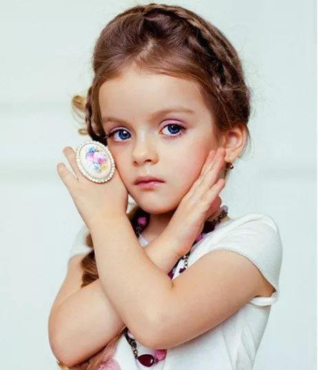 俄罗斯最炽手可热的小童模“米兰”长大了,唯美的洛丽塔就是她本人啦!