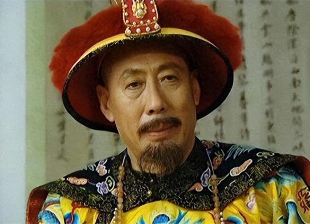 头发花白，衣服全是洞，88岁烟不离手的焦晃，早已走上另一条大道