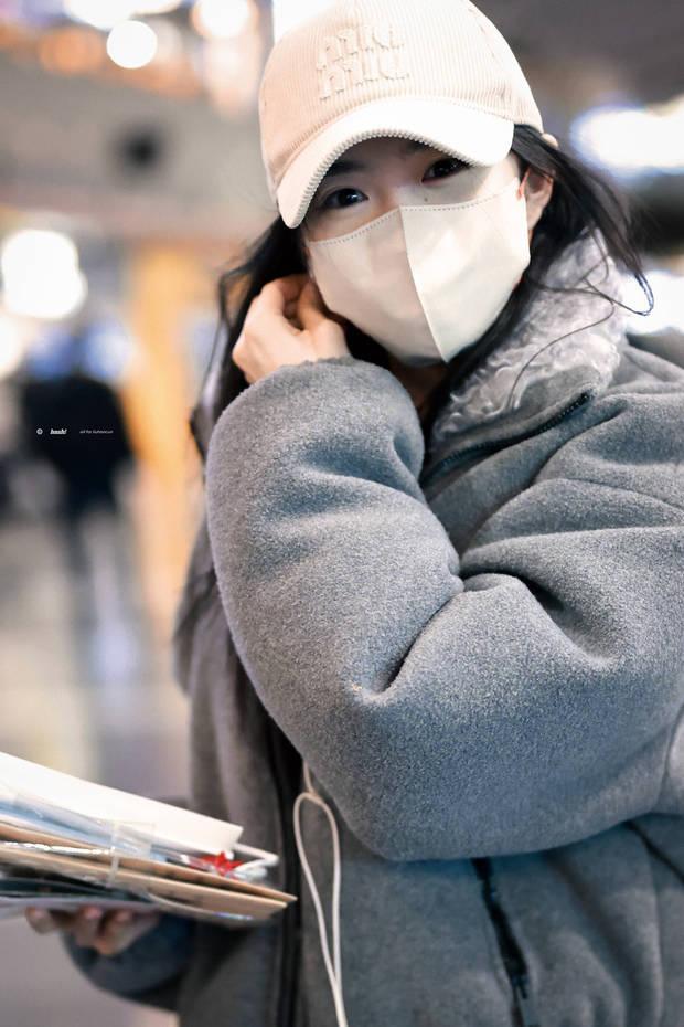 刘浩存笑眼盈盈清纯可人 一身休闲穿搭女大既视感