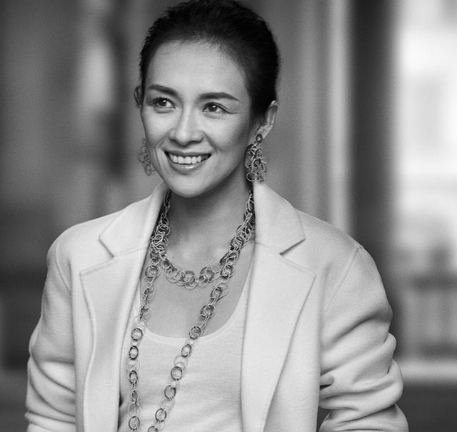 章子怡曝黑白写真大片 女神“不磨皮”展自然魅力