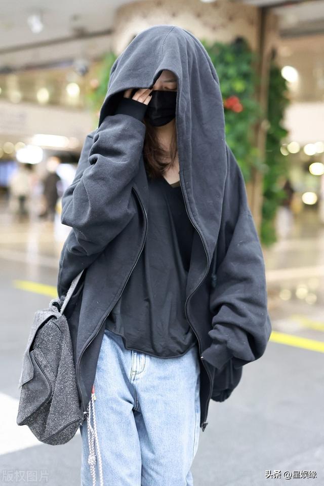 宋妍霏现身北京机场，身穿黑色兜帽外套个性时尚
