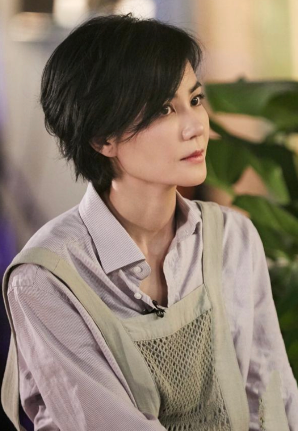 52岁王菲晒近照，短发灵动保养好，小肚腩突出疑似发福？