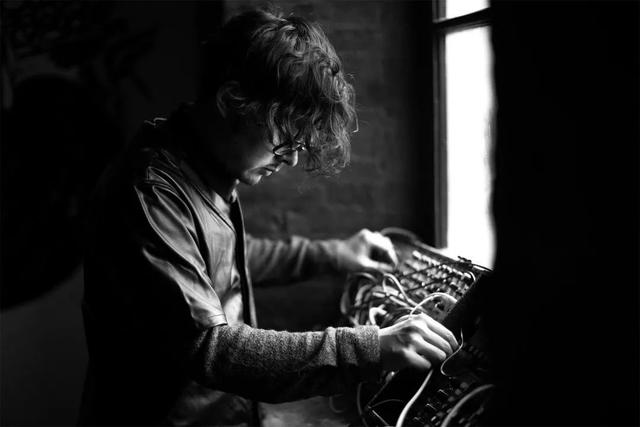 AI大战人类作曲家，谁才是真正的音乐之神？