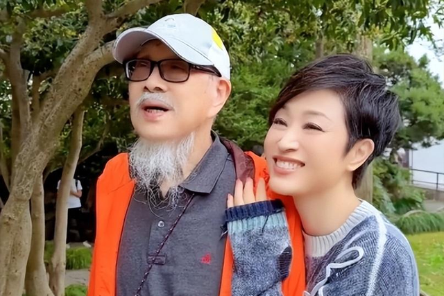 陈法蓉陪88岁父亲回江苏老家，陈父精神足，女儿57岁未婚育成遗憾