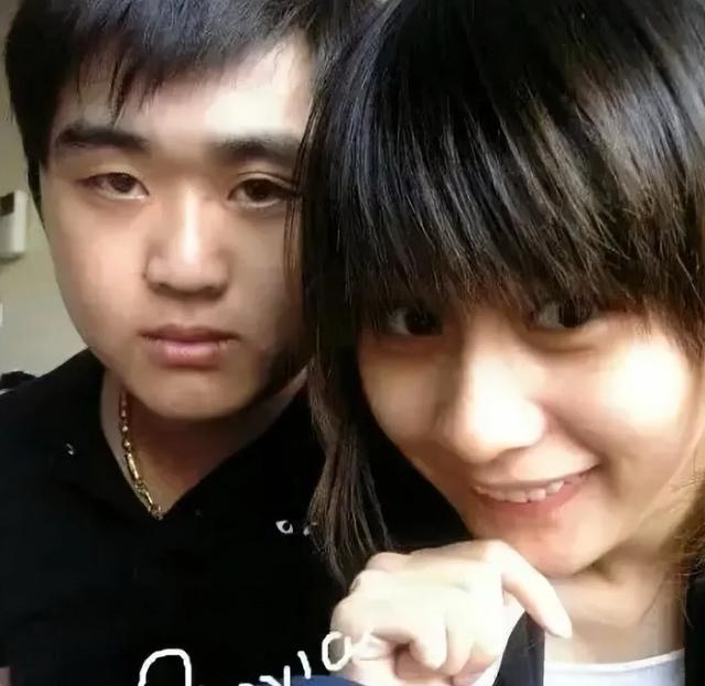 36岁韦雪交往22岁男友，表演系学生高大帅气，仅比其女儿大6岁