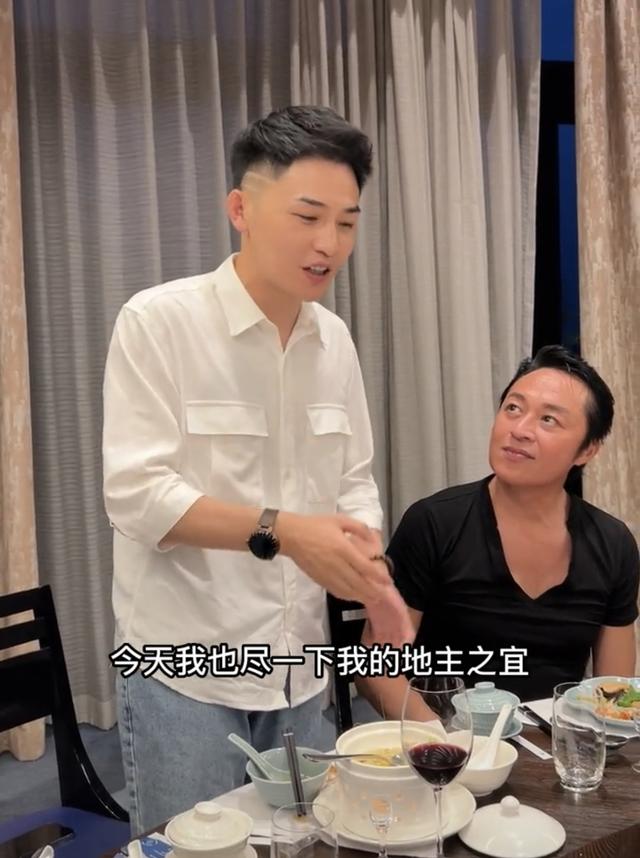 60岁马景涛来内地捞金，弯腰感谢网红显谦卑，美女相伴喝到脸通红