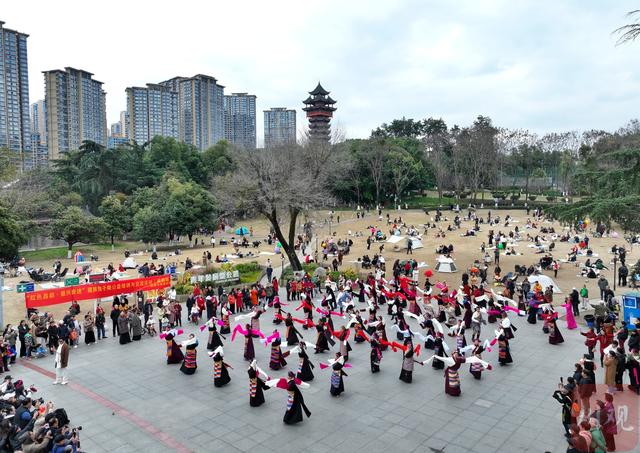 C视频｜成都街头百人同跳弦子舞