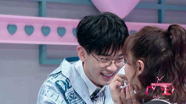 何炅曾为费启鸣开公司？两家公司注册地址相同，多次同框被拍