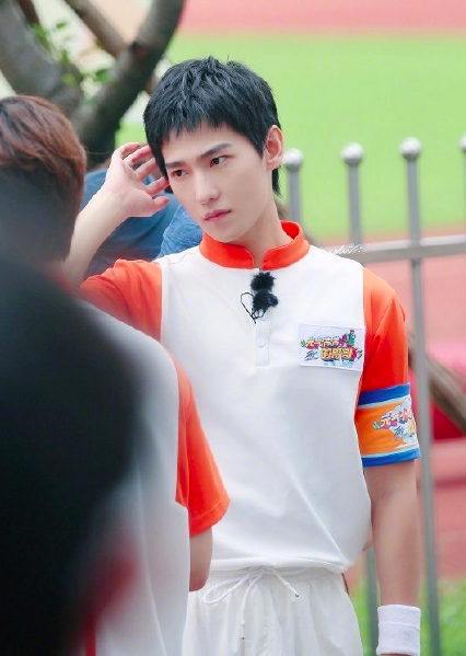 29岁杨洋疑似身体不适，收工后直奔医院，亲自排队挂号面色疲惫