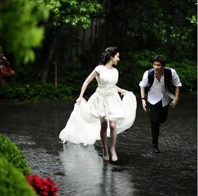 刘亦菲王力宏街头拥抱，网友梦回《恋爱通告》，他俩还拍过婚纱照