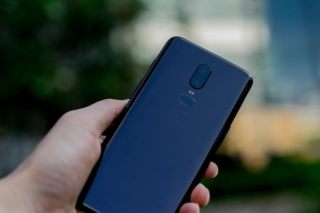 一加6与小米MIX2S上手体验，当“西装暴徒”遇上“文艺青年”？