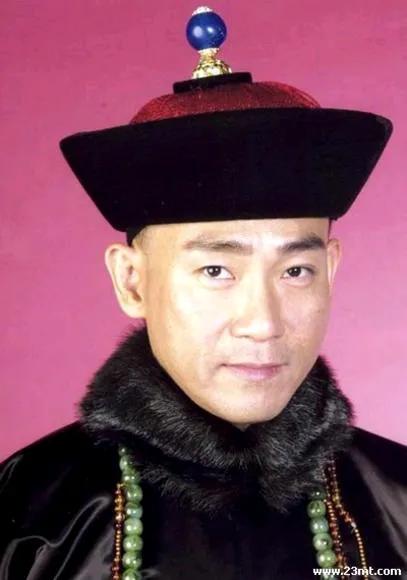 27岁的林保怡饰演香港1992年经典电视剧《大时代》里面的陈滔滔。