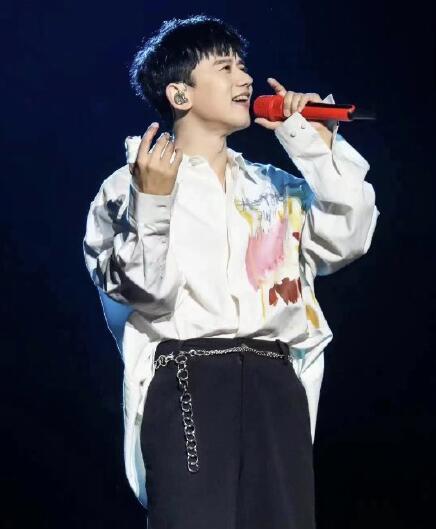 张杰深情演唱《只要平凡》致敬各行各业的平凡人