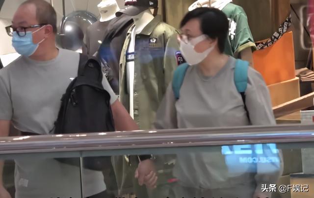 变胖也没所谓！与邓萃雯一吻泯恩仇的商天娥与老公恩爱牵手逛街