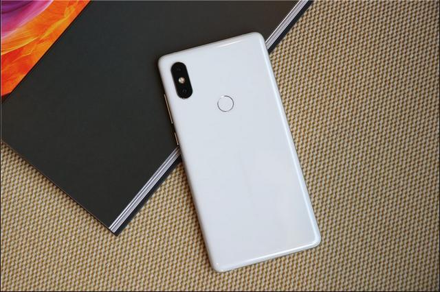 一加6与小米MIX2S上手体验，当“西装暴徒”遇上“文艺青年”？